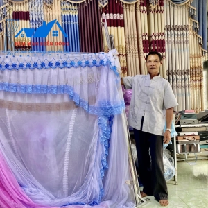 Khách Lựa Màn Tại Cửa Hàng Hiền Đông