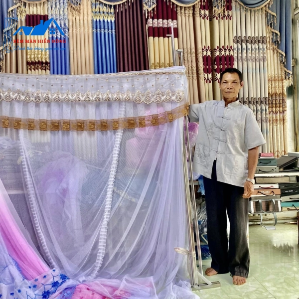 Khách Lựa Màn Tại Cửa Hàng Hiền Đông